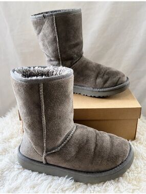 UGG Classic Short II Gray Suede Sheepskin Winter Boots Women’s Size 8